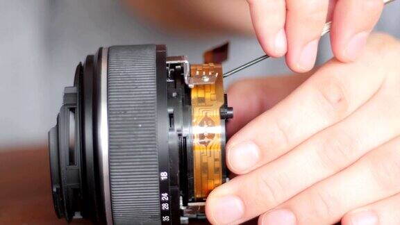 工程师修理修理拆下的相机镜头、电子零件