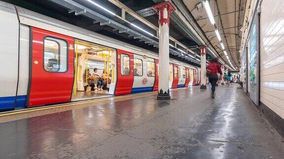 慢镜头:英国伦敦地铁站台上的通勤人群