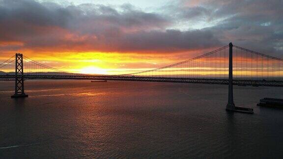 海湾大桥上的日出