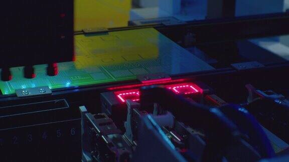 高科技的生产用于电子制造的现代工业机器人制造复杂的印刷电路板