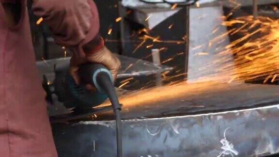 工业工人用切割机磨钢和火花