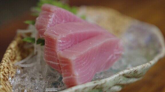 金枪鱼放在日本人的碗里