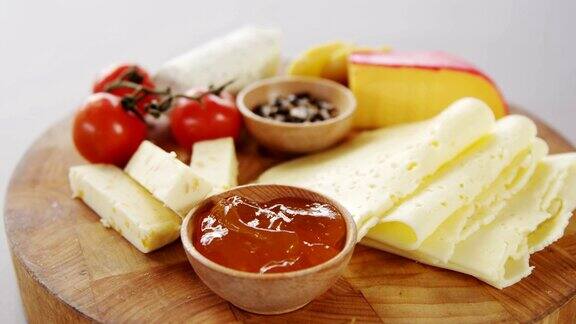 不同种类的奶酪西红柿和一碗果酱