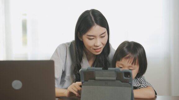 亚洲母亲训练女儿使用现代科技设备的技能