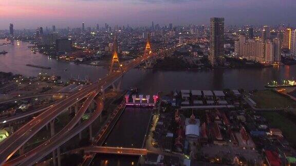 泰国曼谷普密蓬大桥横跨湄南河的鸟瞰图