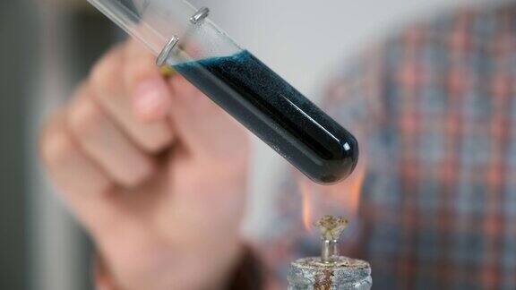 化学实验中酒精灯下液体燃烧的试管特写