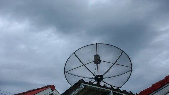 时间间隔:屋顶上的通信卫星天线