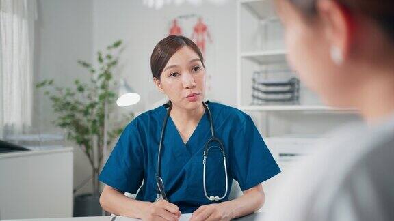专家女医生在医院检查年轻妇女保健医生和健康病人在检查预约时交谈