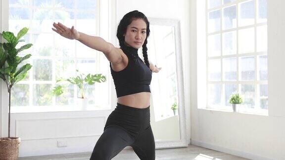 亚洲妇女在家里做瑜伽健康的生活方式概念