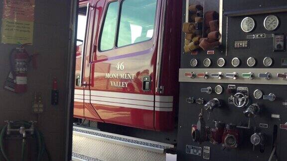 消防队员驾驶消防车离开消防站应付紧急情况