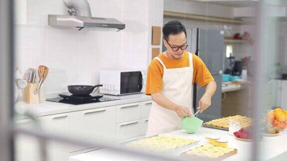 4K亚洲男人在厨房里做奶油