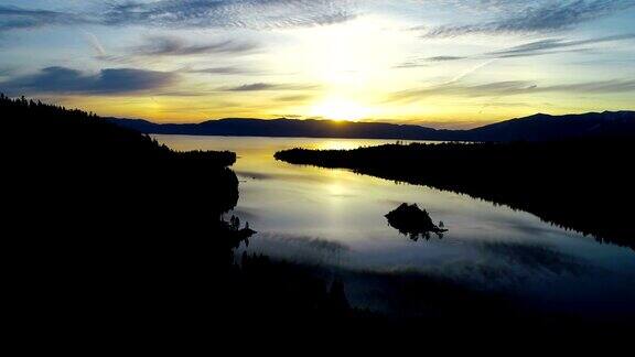 壮观的风景完美的自然目的地翡翠湾在日出-太浩湖加利福尼亚州