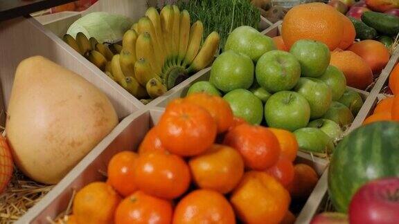 特写的新鲜水果在盒子在杂货店