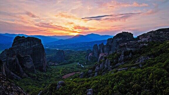 日落时分在希腊色萨利特里卡拉地区的岩层上时间在迈泰奥拉上空流逝