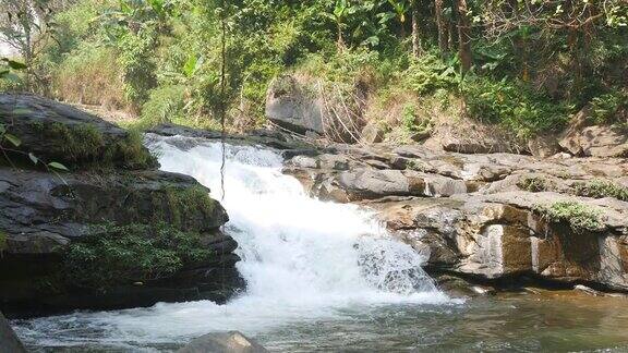 宁静的瀑布溪流瓦奇拉坦瀑布泰国