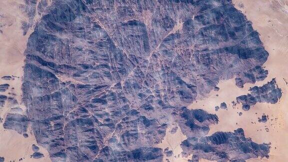 在国际空间站上飞越地球飞过沙漠从太空鸟瞰