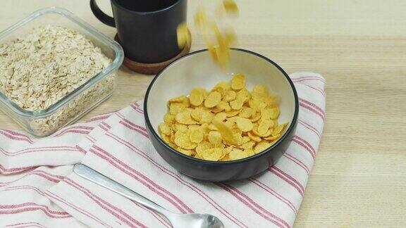 早餐把麦片倒进碗里