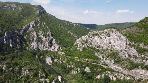 保加利亚弗拉察地区柳蒂布罗德镇附近的伊斯卡尔河峡谷鸟瞰图