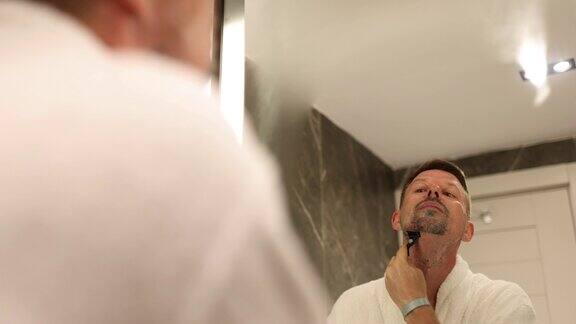 剃须和面部的男子在浴室进行面部护理