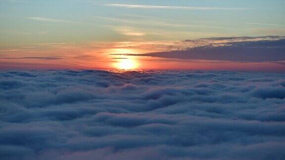 云层上日落的鸟瞰图