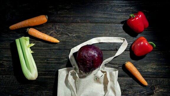 蔬菜爬出购物袋