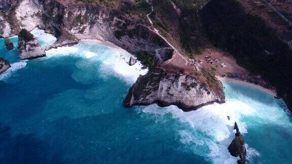 空中拍摄的两个小海湾沿垂直悬崖和海浪撞击