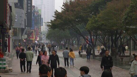 雨天长沙市著名的行人旅游拥挤街道慢镜头全景4k中国