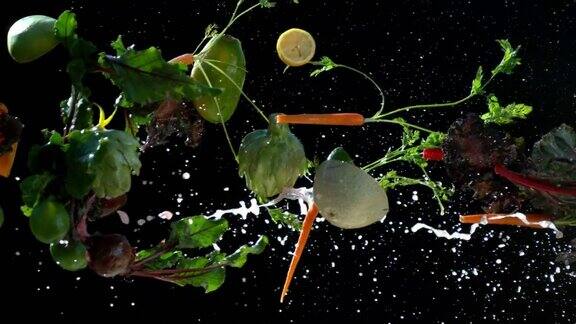 水果和蔬菜在慢动作中飞溅飞溅使用幻影Flex4K相机拍摄
