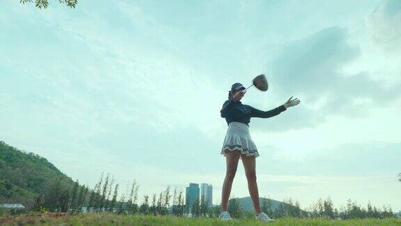 女高尔夫球手打出完美的击球
