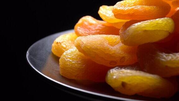 干杏关闭了一堆金黄的干杏在黑色的背景上轮番有机食品甜食干果健康食品