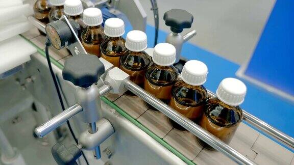 棕色玻璃气泡带药生产线上