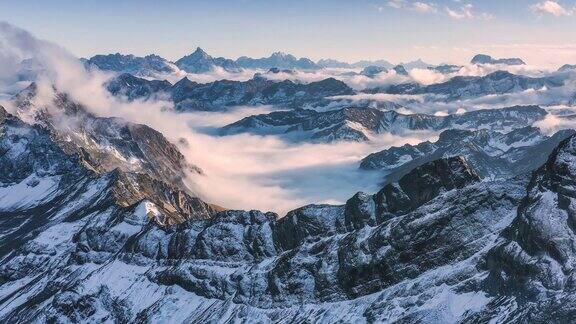 川西的雪山高耸在云层之上