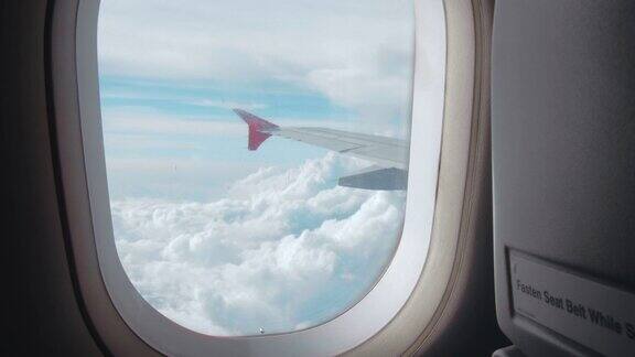 在飞机上打开窗户透过看天空和云