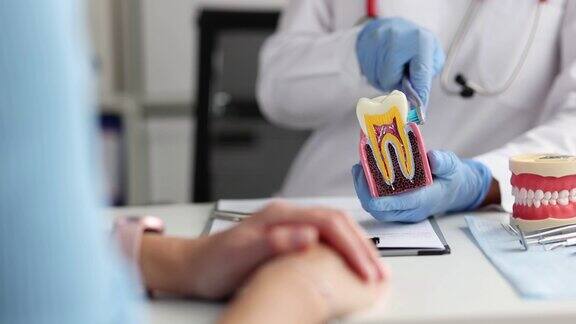 医生在诊所以人牙模型示范病人如何正确刷牙