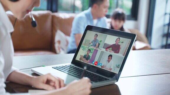 亚洲商务女性在视频会议中与同事团队讨论计划多民族商务人士在视频会议中使用电脑进行在线会议在家办公