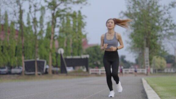 亚洲女性通过在跑道上跑步来锻炼身体