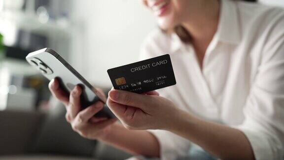 女人用信用卡在网上购物