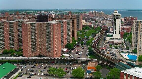空中拍摄的纽约地铁经过科尼岛的公寓大楼