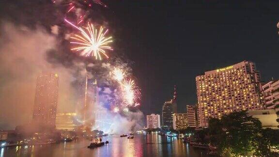 时间流逝;曼谷湖上的新年倒计时烟花表演