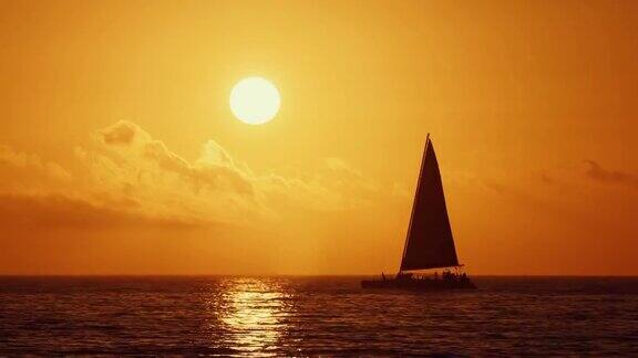 在金色夕阳下航行的航海船只