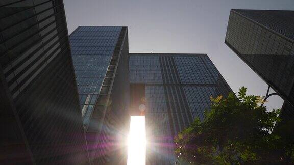 阳光明媚的一天杭州市区现代办公综合体正面慢镜头向上观照4k中国