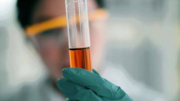 生物学家通过向试管中加入几滴黄色液体来完成实验