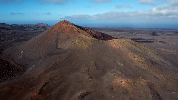 在西班牙加那利群岛兰萨罗特提曼法亚国家公园附近的火山周围飞行
