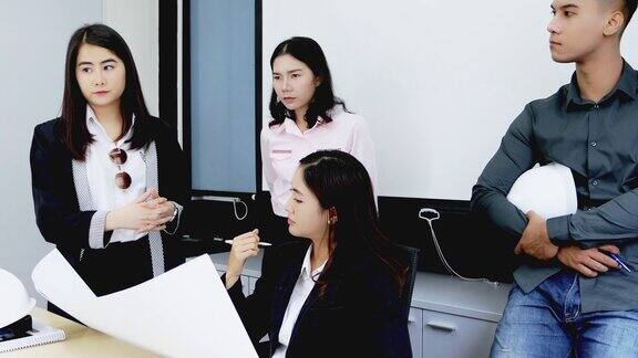 亚洲商业女性和团体在会议上用笔记本给商业伙伴讨论文件和想法商业女性在工作中微笑