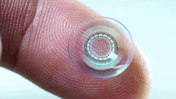 微距拍摄的手指持有的隐形眼镜技术与芯片以看到更好的双眼和增加屈光度概念:眼检、光学、沉浸式技术