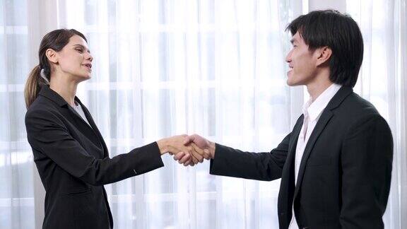 商务人士在达成商业协议时会握手