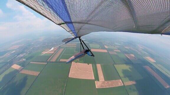 悬挂式滑翔机在高空云层下翱翔