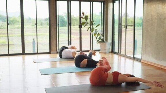 人们健身和练习瑜伽的慢动作