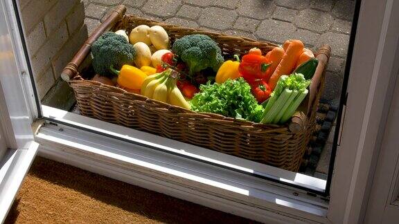 门打开后门垫上放着一盒水果和蔬菜