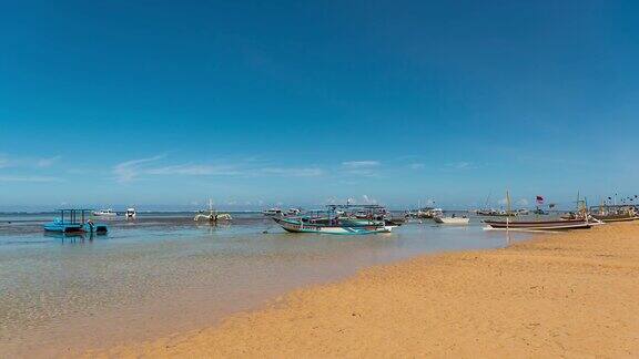 时间推移:印尼巴厘岛的沙努尔海滩有许多船停泊在沙努尔巴厘岛印尼